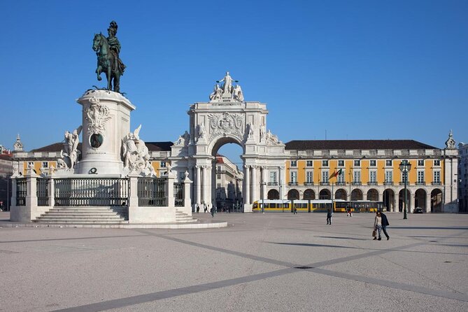 1H power catamaran up to 18 people in Lisbon - Lisbon looks different from the Tagus