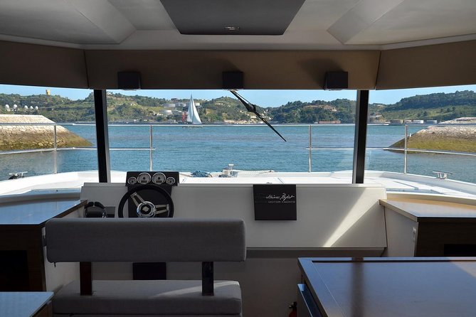 1H power catamaran up to 18 people in Lisbon - What the private format really adds