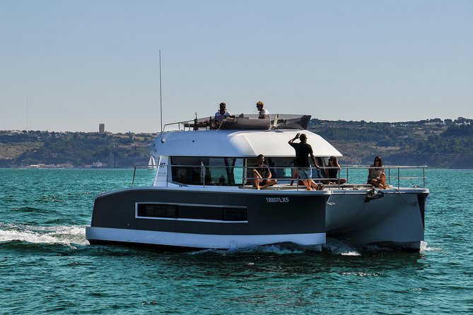 1H power catamaran up to 18 people in Lisbon - Is one hour enough?