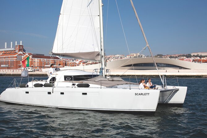 2H Tour on a Private Sailing Catamaran "Scarlett" up to 16 people - Seeing Lisbon from the Tagus instead of the pavement