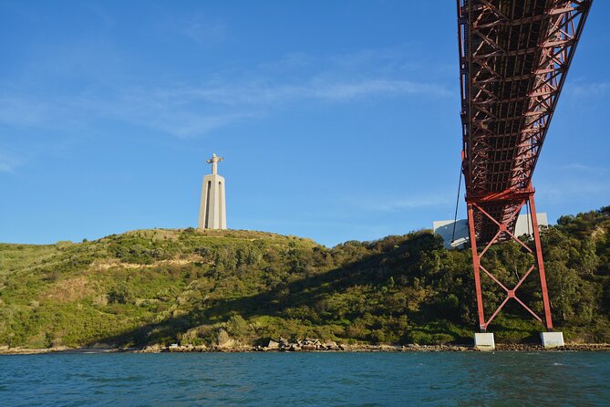 3 Hours Private Tour with Dives in Catamaran in Lisbon - How the crew shapes the experience