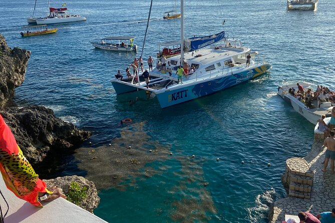 4 Hours Party Boat Catamaran Cruise in Negril - Lunch, Open Bar, and the Boat’s Social Rhythm