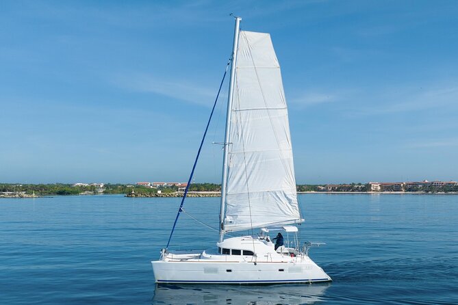 4H Private 38'Catamaran All-Inclusive in Tulum & Playa del Carmen - Sailing south from Puerto Aventuras