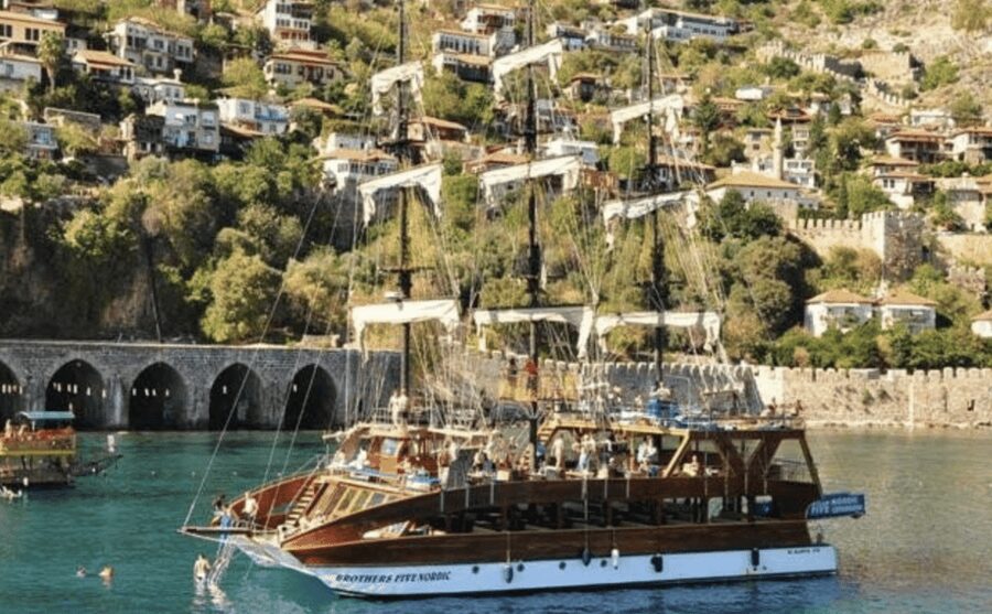 Alanya: Catamaran Boat Tour with Snorkeling with Lunch - Comfort, condition, and the practical drawbacks