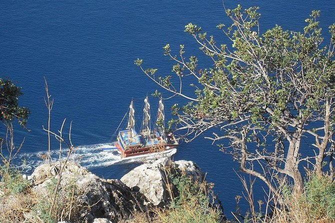 Alanya Catamaran Boat Trip incl. Lunch and drinks - Seeing the Red Tower and old harbor from the water