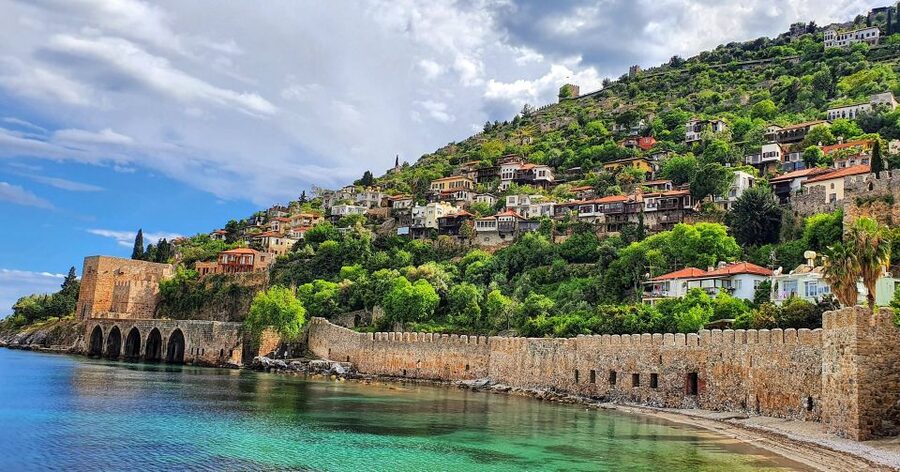 Alanya: Catamaran Boat Trip with Swim Stops and Sunbathing - Lunch, drinks, and the middle of the trip