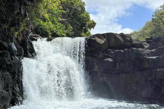 All inclusive CATAMARAN with BBQ : Ile aux cerf & GRSE waterfall - Key points at a glance