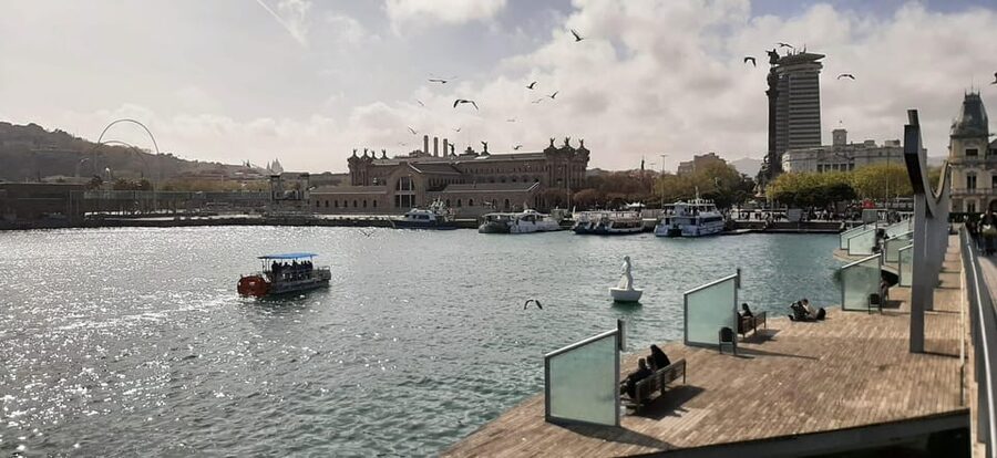 Barcelona: City Views Catamaran Cruise with Music - Finding the meeting point by the red column