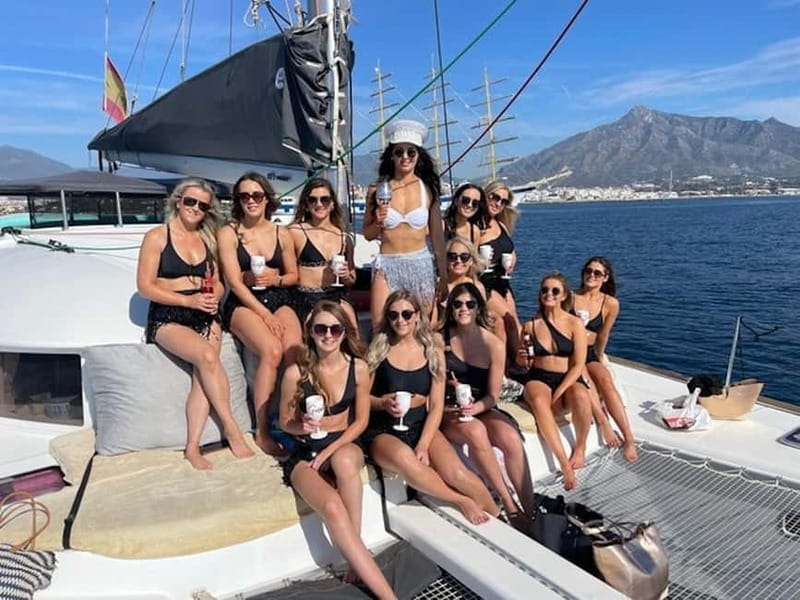 Benalmádena: Catamaran with dolphin watching and drinks - Watching for dolphins in open water