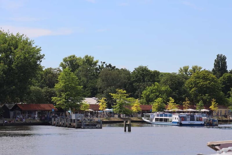Berlin: East Side Gallery Spree Cruise in a Solar Catamaran - Who should choose this boat trip