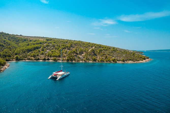 Blue Lagoon, Trogir & Čiovo catamaran tour with Food and Drinks - The catamaran experience: fun, but not a floating lounge