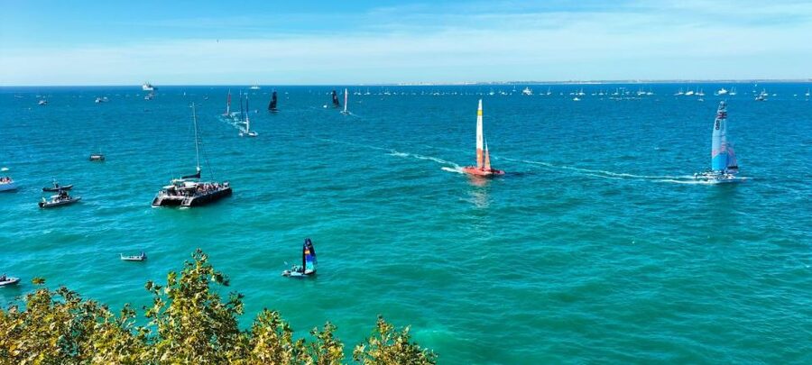 Cádiz: Bay of Cádiz Catamaran Tour with Host - A Bar, a Seat, and 75 Minutes to Spare