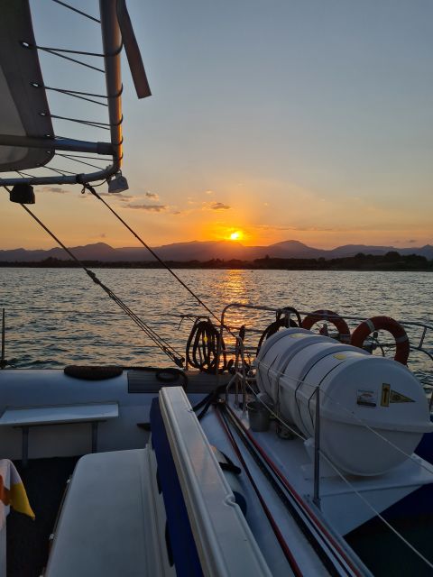 Cambrils: Costa Dorada Sunset Catamaran Cruise with Drinks - The anchored swim stop