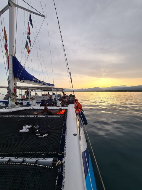 Cambrils: Costa Dorada Sunset Catamaran Cruise with Drinks - Returning to Cambrils at sunset