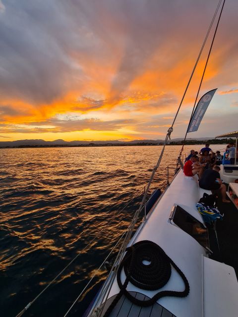Cambrils: Costa Dorada Sunset Catamaran Cruise with Drinks - Finding the best place on the catamaran