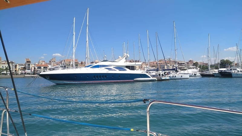 Cambrils/Salou: Coastline Catamaran 2h with drinks, pickup - Who will enjoy this catamaran trip most