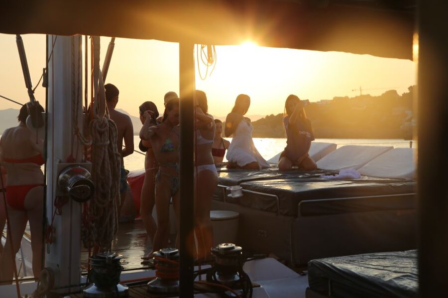 Cambrils: Sunset Catamaran Cruise & Drinks w/ Sunbed - Key points to know before booking
