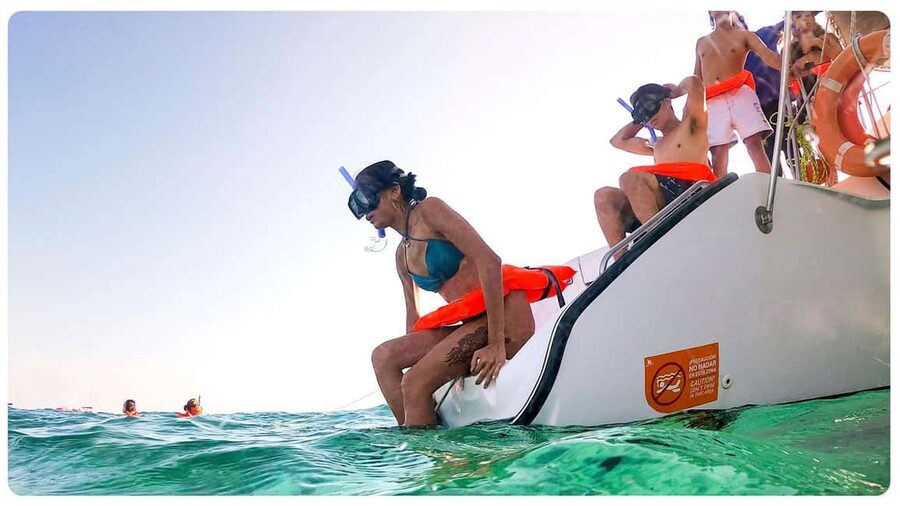 Cancun: Premium Catamaran with Transportation & Dock fee - Two hours to explore Isla Mujeres