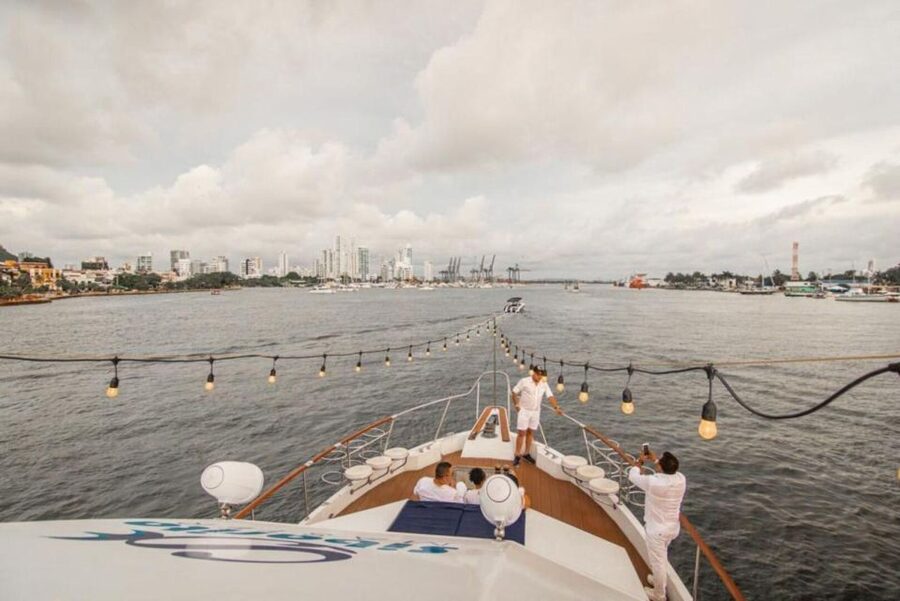 Cartagena: 4-course Culinary Experience aboard a catamaran - Music, service, and the mood on board