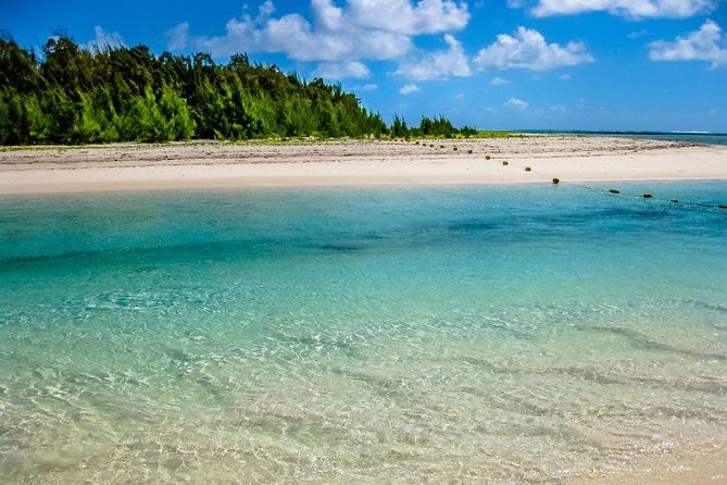 Catamaran Experience to Ile aux cerf: incl: Parasailing, Lunch, GRSE & Transfer - Grand River South East and its short speedboat ride
