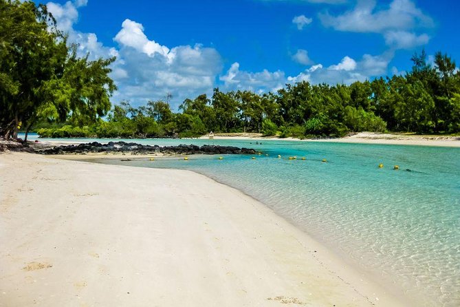 Catamaran Experience to Ile aux cerf: incl: Parasailing, Lunch, GRSE & Transfer - Is $148.77 a fair price?