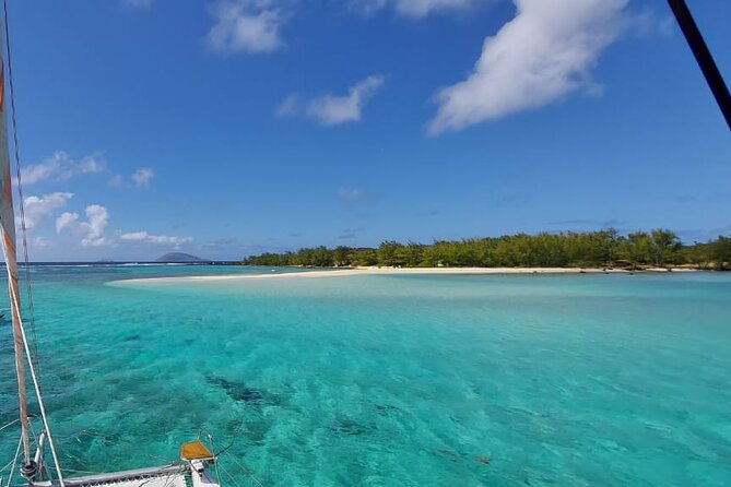Catamaran Full-Day 3 island Northern Isles Cruise in Grand Baie - Barbecue lunch and drinks aboard Wind Dancer