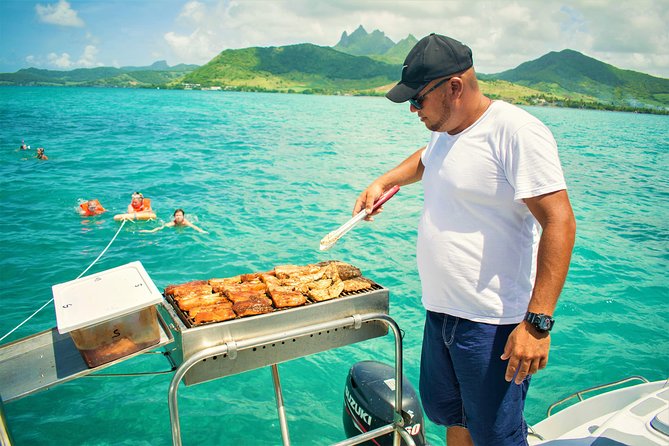 Catamaran Ile aux Cerfs, snorkeling + GRSE Waterfall, BBQ & Bar - Barbecue lunch and an open bar feel