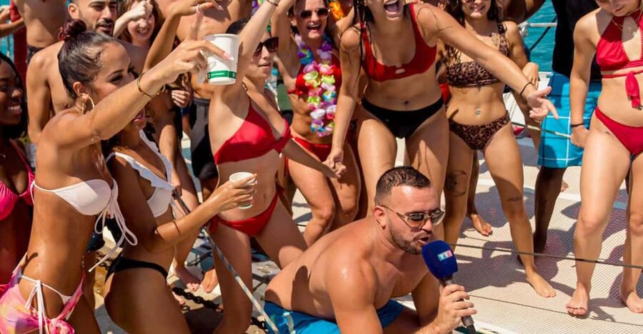 Catamaran Lucile | Famous VIP cata party - The 5:15 p.m. departure sets the mood