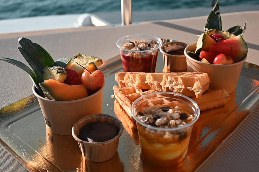 Catamaran Lucile | Sunday brunch - Setting sail from Grau du Roi