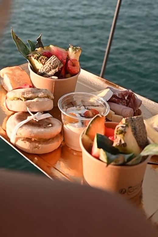 Catamaran Lucile | Sunday brunch - Brunch at sea, without formal table service
