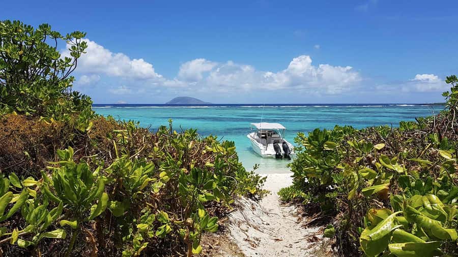 Catamaran Mauritius Cruise in the North Coasts - The hour-long sail to Flat Island