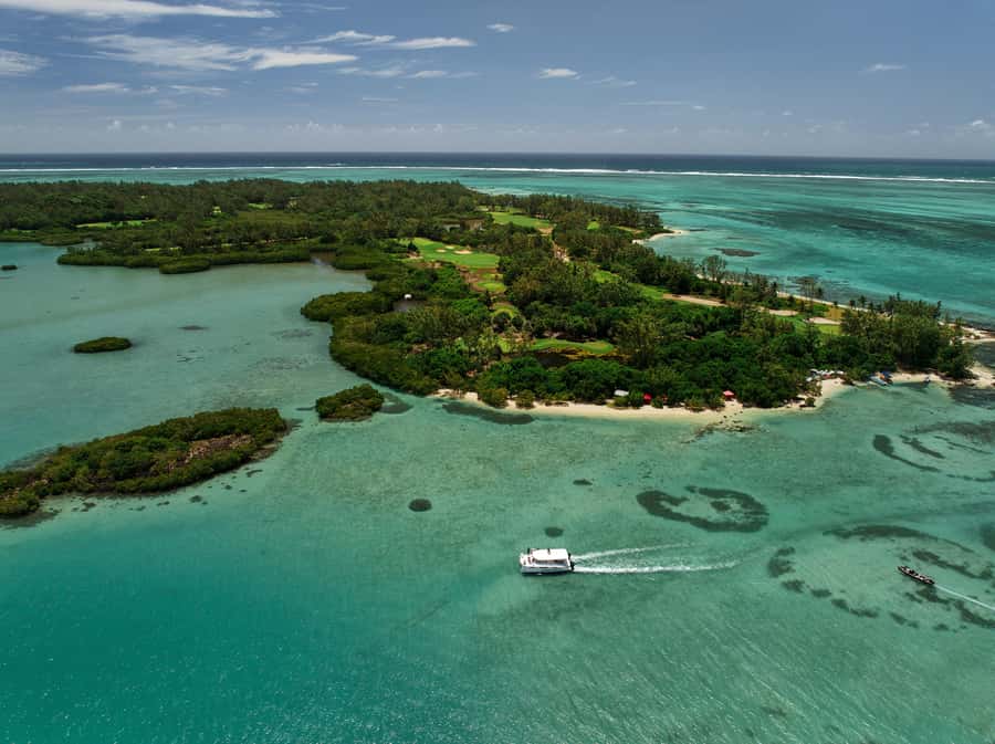 Catamaran Mauritius: South East 5 Islands Catamaran Cruises - Île au Phare and Île aux Aigrettes