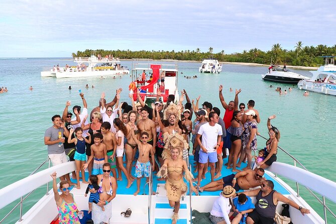 Catamaran party in Punta Cana with open bar, music and more - What the Punta Cana catamaran party is really about