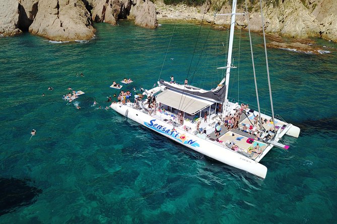Catamaran ride -Costa Brava with barbecue and drinks. Familiar. - Who should book this catamaran?