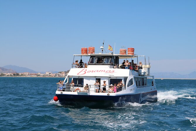 Catamaran ride with aperitif and white wine from Denia - Who will enjoy this most