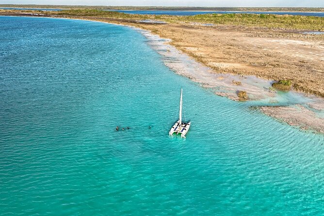 Catamaran Sailboat Bacalar Excursions - The crew and the private-group advantage