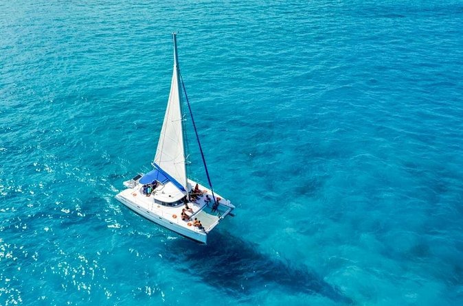 Catamaran Tour to Isla Mujeres Snorkeling with Buffet and Open Bar - The crew and pickup service