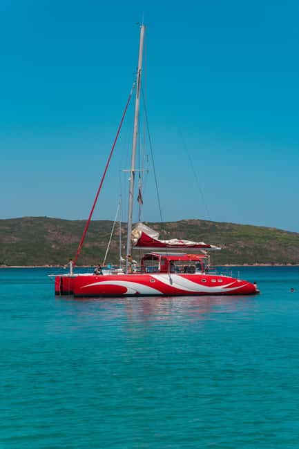 Cruising on a sailing maxi-catamaran - The day at a glance
