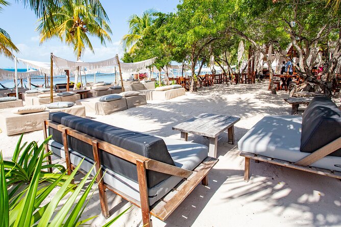 Deluxe Catamaran tour to Isla Mujeres with Open Bar and Lunch - The return sail turns up the music