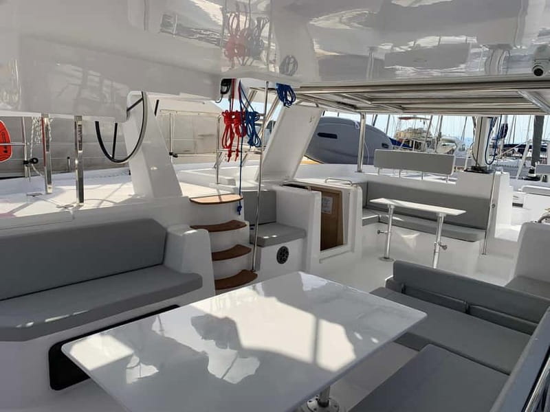Departure from BRUSC: Half-day catamaran cruise - Setting out from Brusc toward Embiez