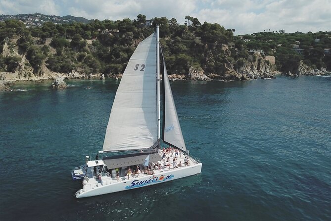 Departure in Catamaran young atmosphere at noon - The cove stop, mats and springboard