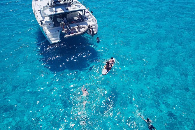 Discover Cala Bassa and Cala Comte on board a catamaran - Why this west-coast route works so well