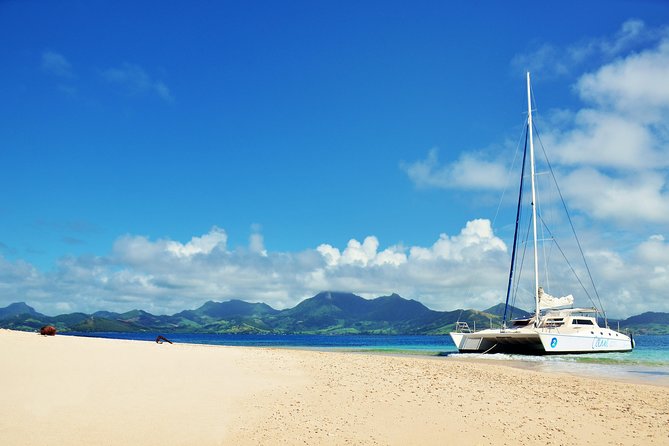 EAST Shared Cruise : OCÉANE Full day catamaran to Ile aux Cerfs - Barbecue lunch on the catamaran