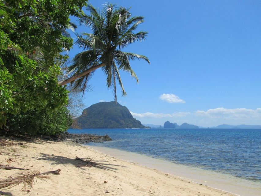 El Nido: Full-Day Premium Island Hopping Catamaran Cruise - Meeting the crew at Corong-Corong Pier