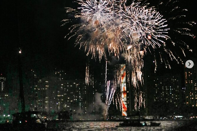 Friday Night Catamaran Fireworks Sail with Open Bar - Boarding barefoot from Waikiki Beach