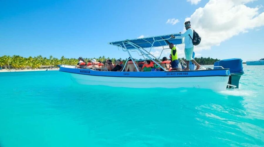 From Bayahíbe: Saona Island Catamaran Cruise with Buffet - The catamaran ride along Cotubanama National Park