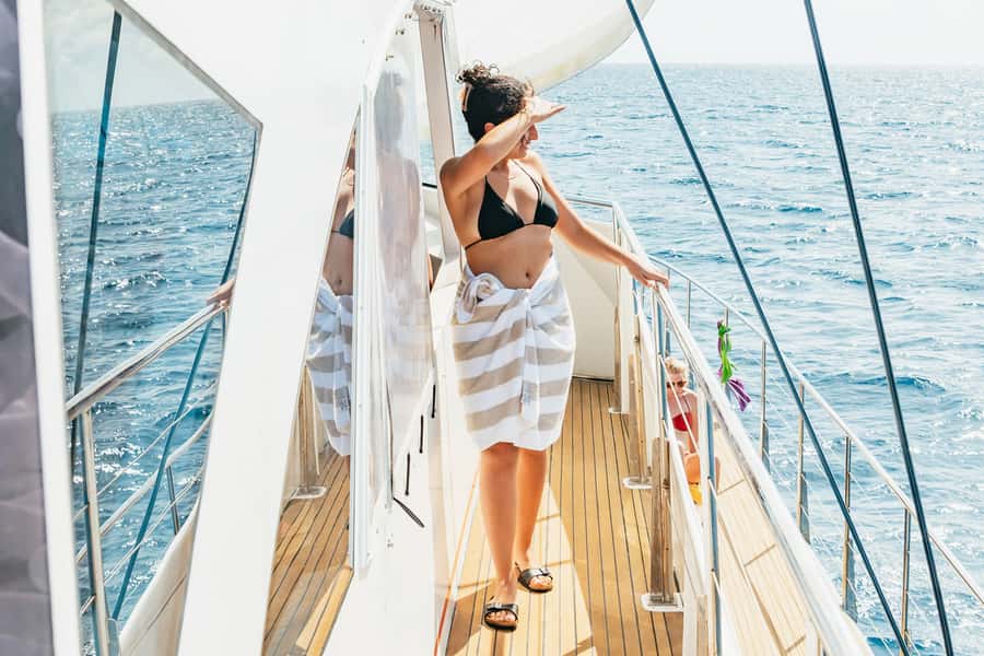 From Cairns: Great Barrier Reef Cruise by Premium Catamaran - Lunch between reef sessions