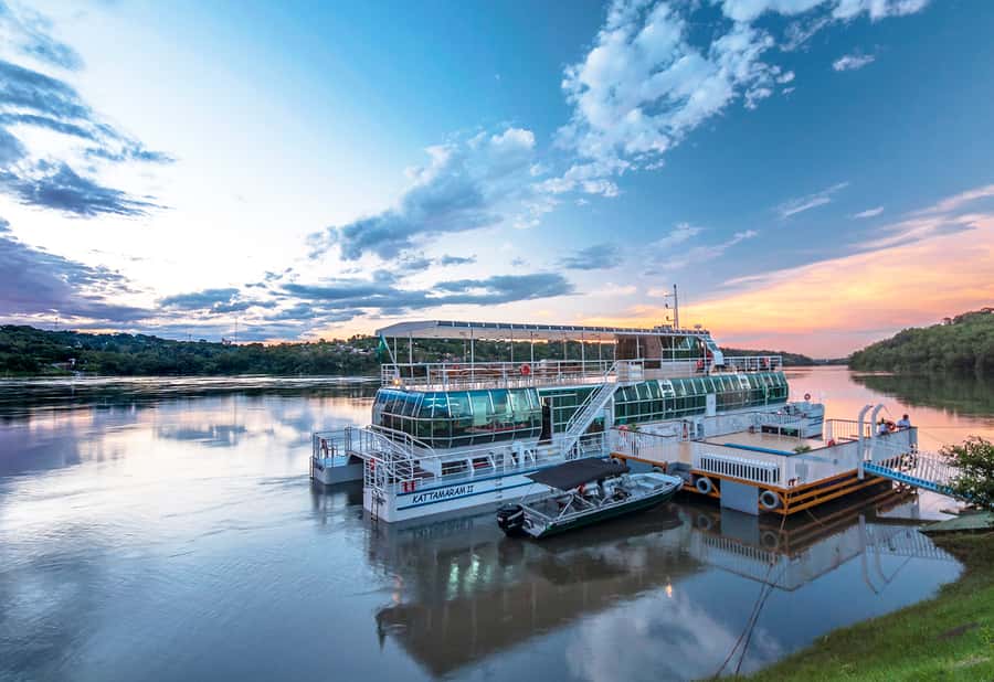From Foz do Iguaçu: Sunset Catamaran Tour with Meal - Key points to know before booking