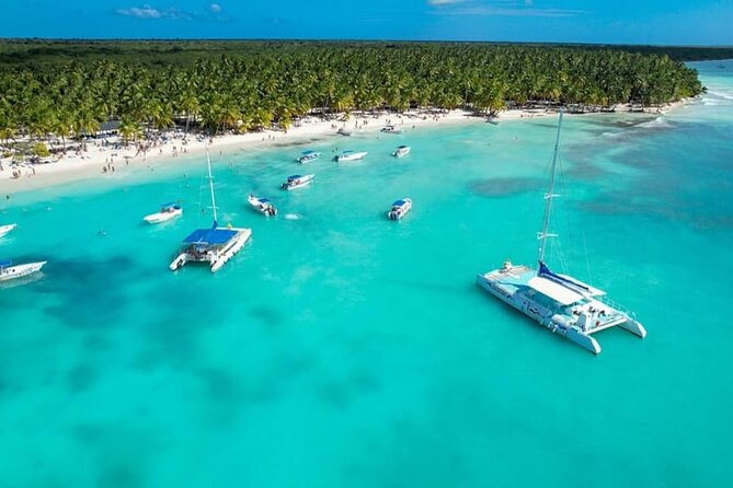 From Santo Domingo Saona Island Food And Drink Catamaran Vip - Speedboat travel and the 40-minute Laguna Azul stop