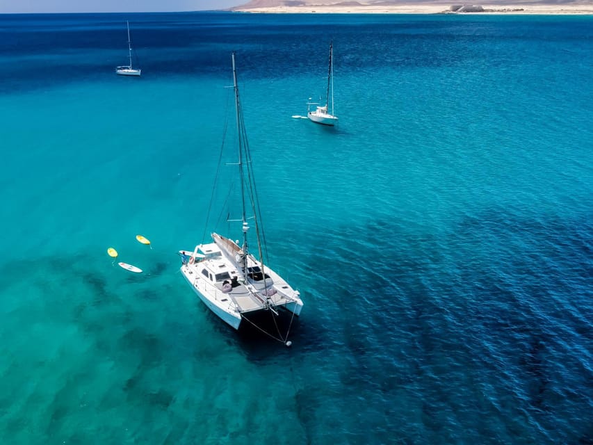 Fuerteventura : Catamaran excursion to Lobos Island - Cruising around Lobos Island and its volcanic coast